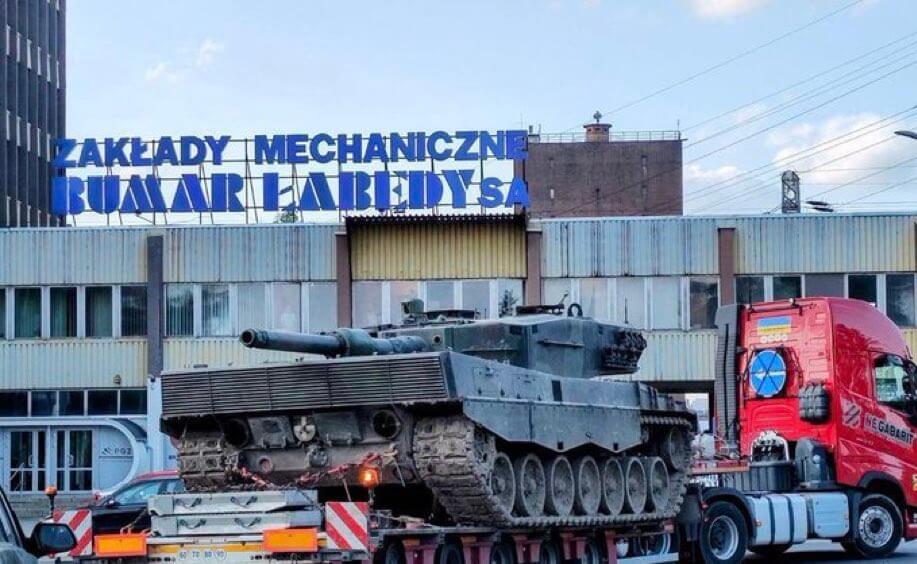Leopard 2A4 in front of the maintance hub in Poland
