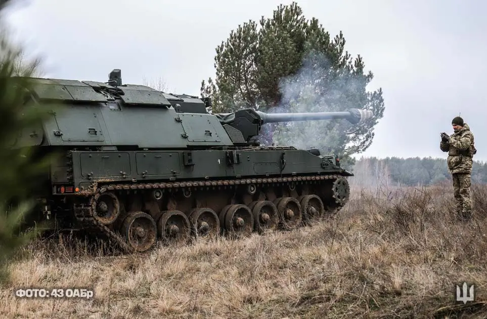 A German-delivered ex-Qatari PzH 2000 in service with the 43rd Artillery Brigade