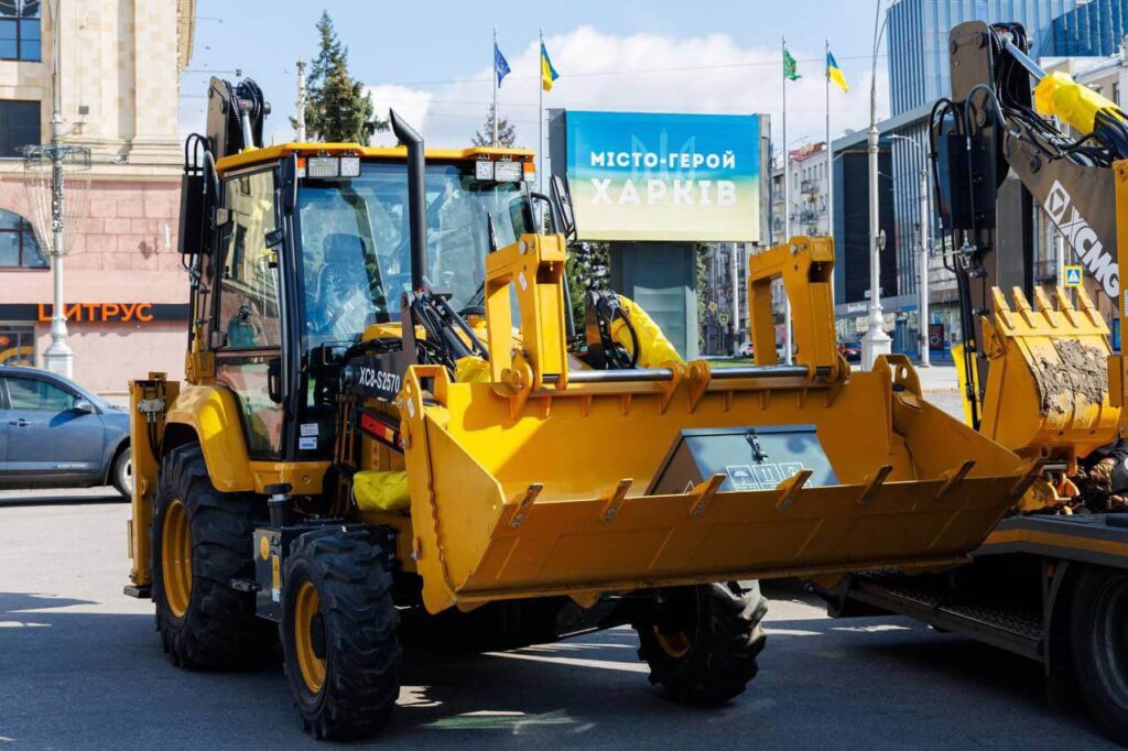 Two backhoe loaders delivered to the Kupyansk and Barvinkove hromadas