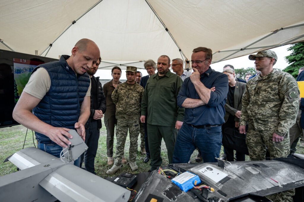 Pistorius inspects a HF-1 during a visit to Ukraine